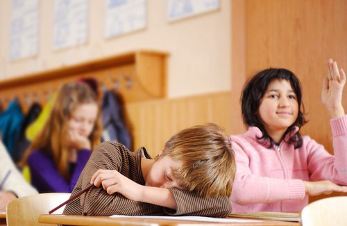Addormentarsi in classe: la narcolessia nei bambini Addormentarsi in classe: la narcolessia nei bambini