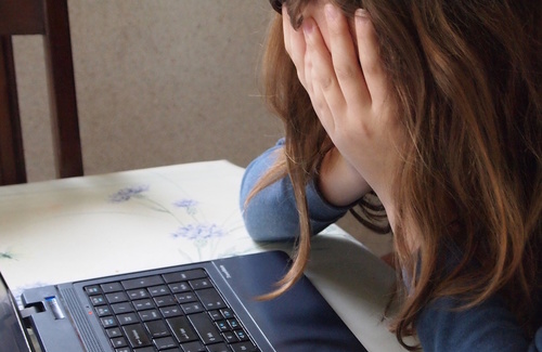 Cyberbullismo: caratteristiche e come combatterlo Cyberbullismo: caratteristiche e come combatterlo